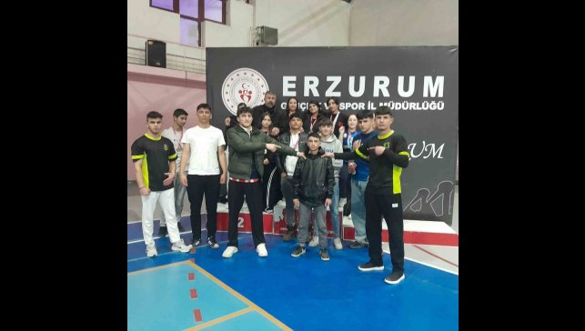 Oltulu liseliler bilek güreşinde rakiplerine geçit vermedi