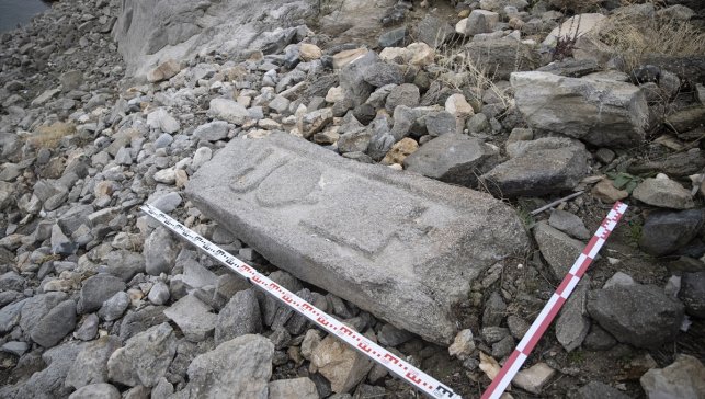 Tunceli'de baraj gölünün çekilmesiyle Pertek Kalesi'nde sanduka parçası bulundu