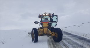 Eleşkirt'te kar yağışı sonrası kapanan köy yolları ulaşıma açıldı