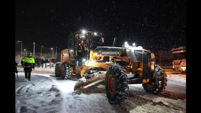 Erzincan Valisi karla mücadele çalışmalarını sahada takip etti