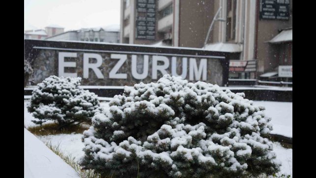 Erzurum güne karla başladı