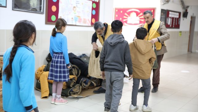 Van'da ihtiyaç sahibi 2 bin öğrenciye bot ve mont yardımında bulunuldu