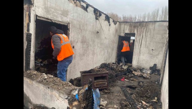 Patnos'ta evi yanan aileye dernekten yardım eli