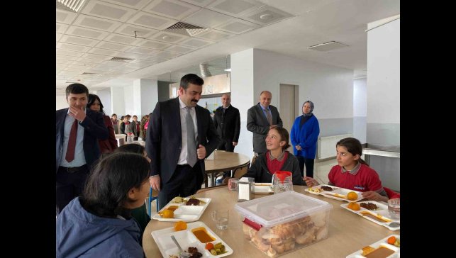 Arpaçay Kaymakamı öğrencilerle öğle yemeğinde buluştu