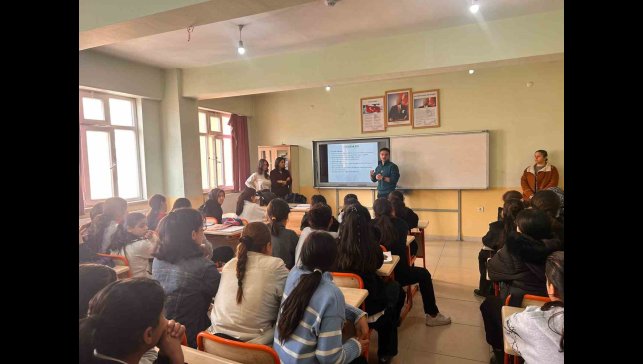 Malazgirt'te 8. sınıf öğrencilerine skolyoz taraması yapıldı