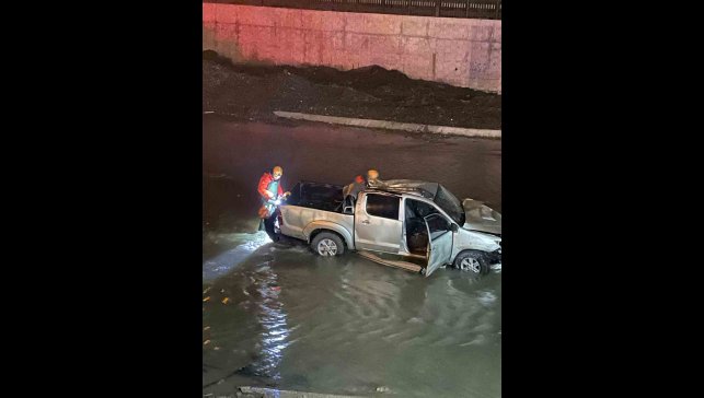 Ağrı'da Murat Nehri'ne uçan pikaptaki 5 kişi yaralı kurtarıldı