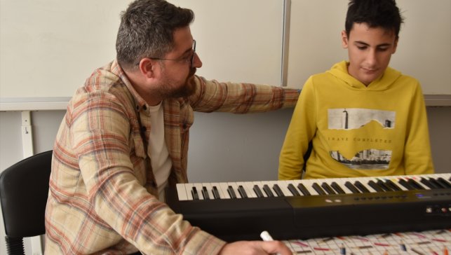 Otizmli Muhammed Yusuf, piyano melodileriyle hayatını renklendiriyor