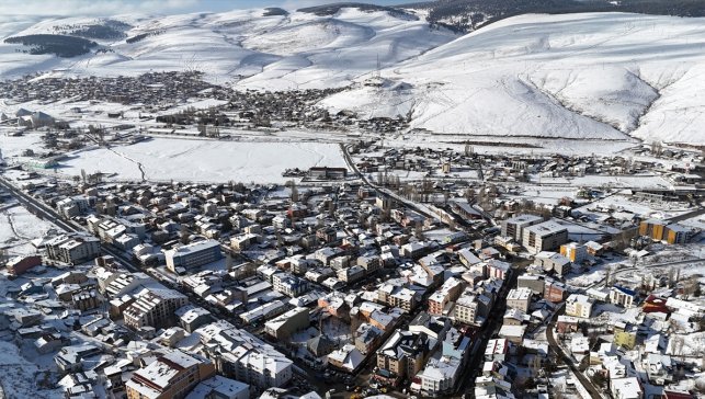 Sarıkamış'ta yoğun yağışla biriken kar, kamyonlarla ilçe dışına taşınıyor