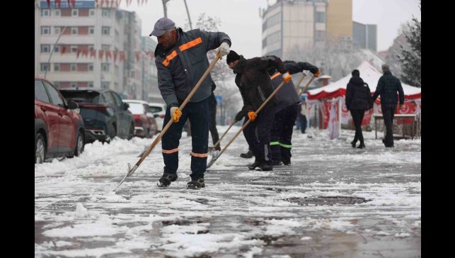 Erzurum Büyükşehir'den karla mücadele