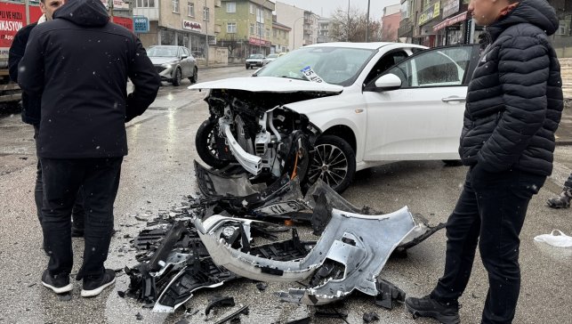 Erzurum'da 2 otomobil çarpıştı, 4 kişi yaralandı