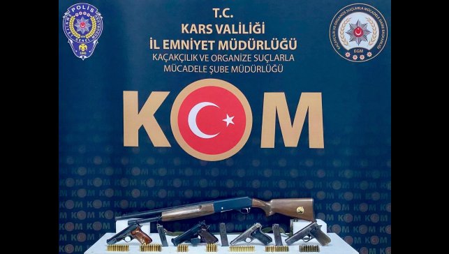 Kars merkezli 3 ilçede silah tacirlerine operasyon: Çok sayıda silah ve mühimmat ele geçirildi