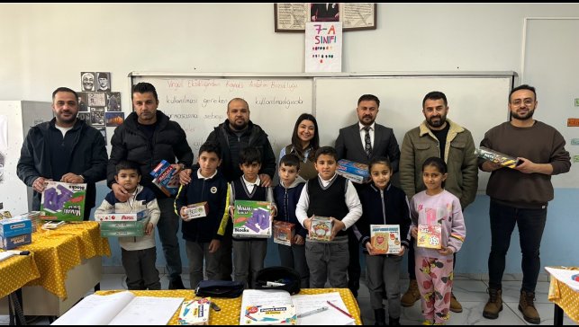Yüksekova'da 16 okula 440 farklı eğitim ve zeka oyunu seti ile kırtasiye malzemesi hediye edildi