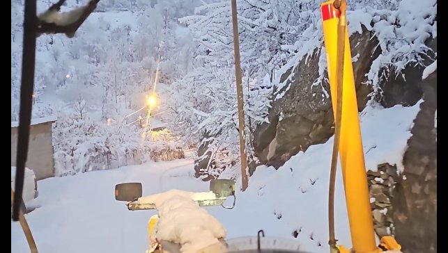 Hakkari'de karla mücadele ekibi gece kar mesaisinde