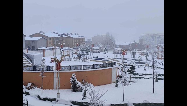 Hakkari'de kar yağışı kartpostallık manzaralar oluşturdu