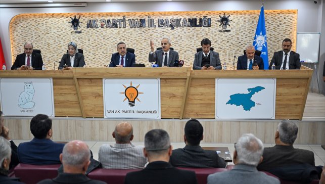 Ulaştırma ve Altyapı Bakanı Uraloğlu, Van'da partililerle buluştu: