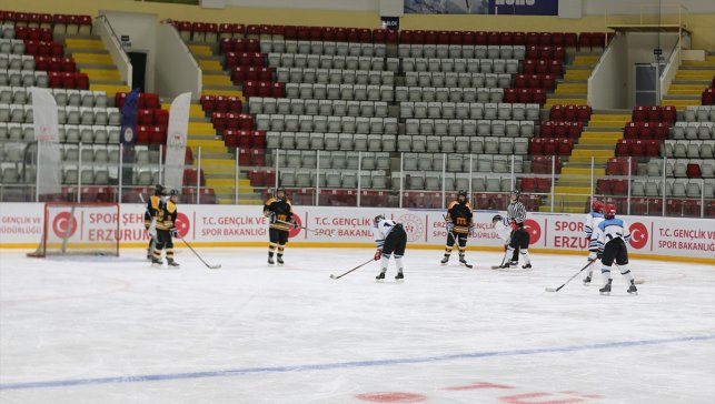 Erzurum'da Buz Hokeyi Kış Spor Oyunları'nın çeyrek final maçları yapıldı