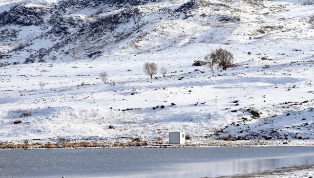 Ardahan'da Aktaş Gölü çevresi kar yağışıyla beyaza büründü
