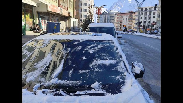 Hakkari'de araç camları buz tuttu