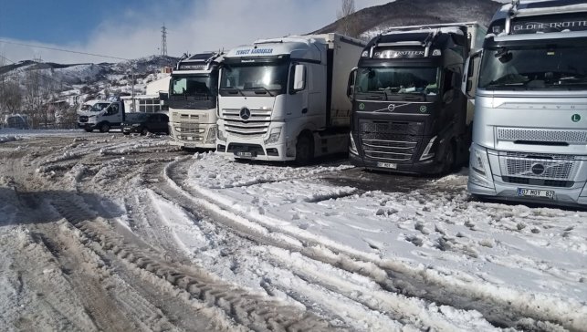 Ardahan'da tırcılar, kar ve tipi nedeniyle kapanan yolun açılmasını bekliyor