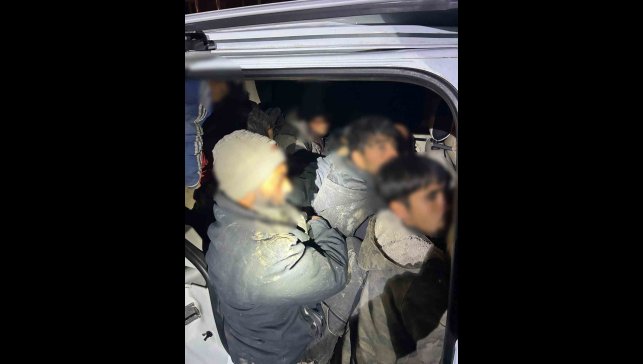 Iğdır'da bir araçta 12 düzensiz göçmen ve 2 organizatör yakalandı