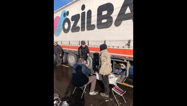 Posof Belediyesi'nden yolda kalan tır şoförlerine sıcak çorba