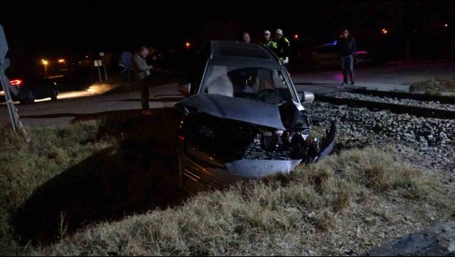Malatya'da yük treni hemzemin geçitte otomobile çarptı: 5 yaralı