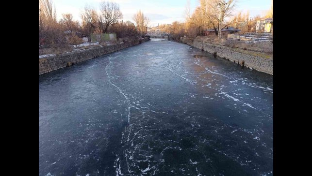 Kars eksi 15'i gördü: Kars Çayı 1 günde dondu