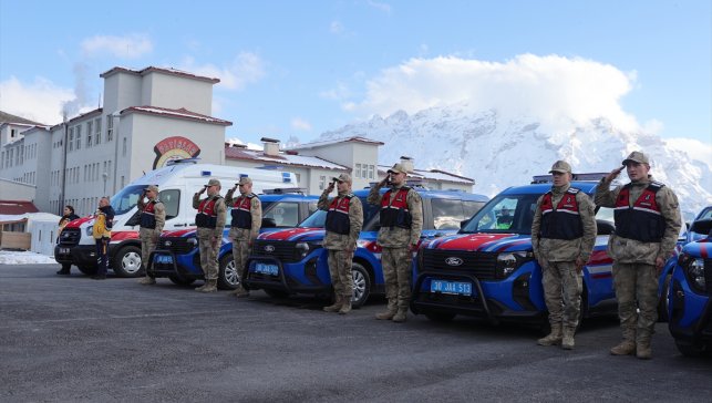 Hakkari'ye tahsis edilen 40 araç ve 5 ambulans törenle hizmete alındı