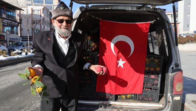 "Elmacı Dede" Hakkari'deki askerlere elma ve mandalina getirdi