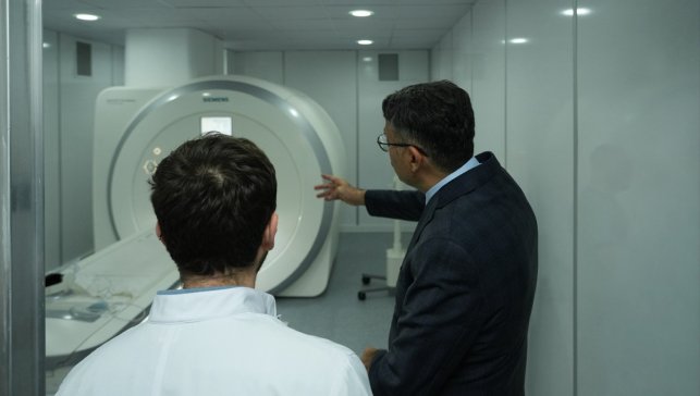 Hakkari Devlet Hastanesi'nde son teknoloji MR cihazı hizmete sunuldu