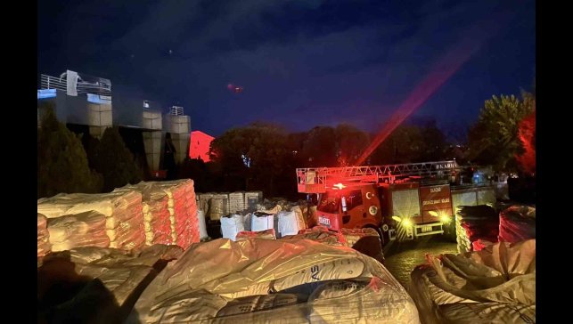 Yalıtım fabrikasında yangın: 16 kişi dumandan etkilendi