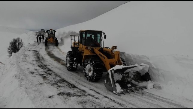 Erzincan'da kardan ulaşıma kapanan 12 köy yolu açıldı