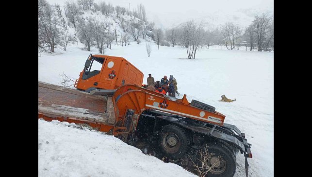 Hakkari'de iş makinesi devrildi: 2 yaralı