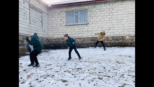 Ağrı'da çocuklar karın tadını çıkardı