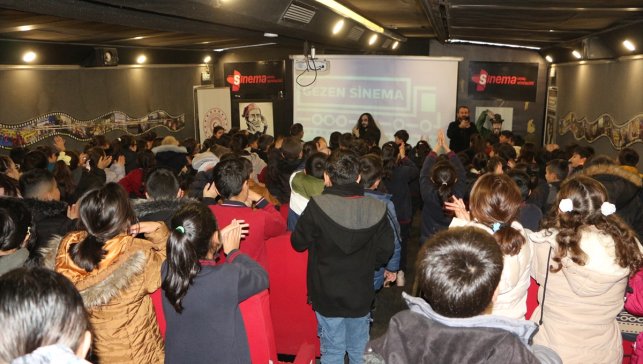 "Gezen Sinema Tırı" Karlıova'da çocuklarla buluştu