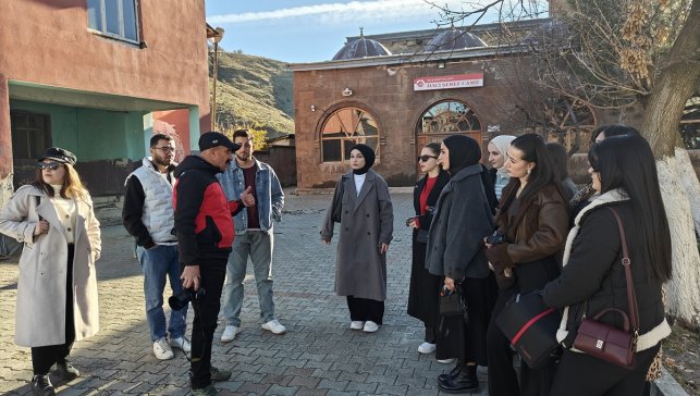 Muş'ta üniversite öğrencileri tarihi mekanları fotoğrafladı