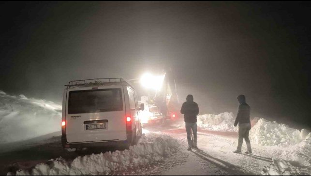 Muş'ta köy yolunda mahsur kalan 7 kişi kurtarıldı