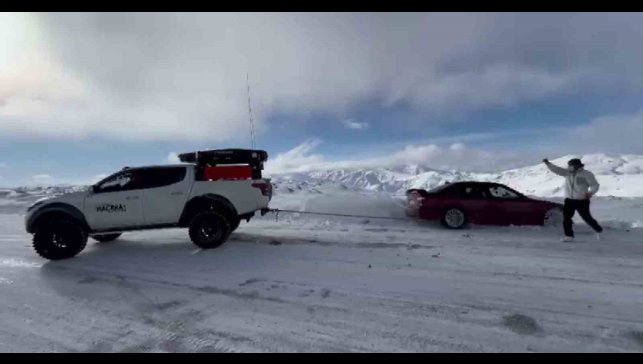 Karda mahsur kalan sürücünün yardımına yetişti