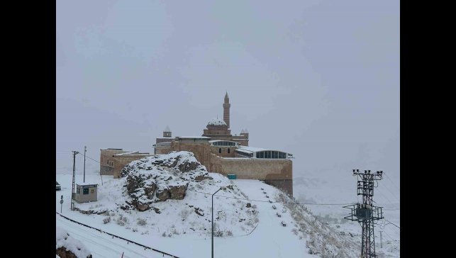 Tarihi İshak Paşa Sarayı beyaza büründü