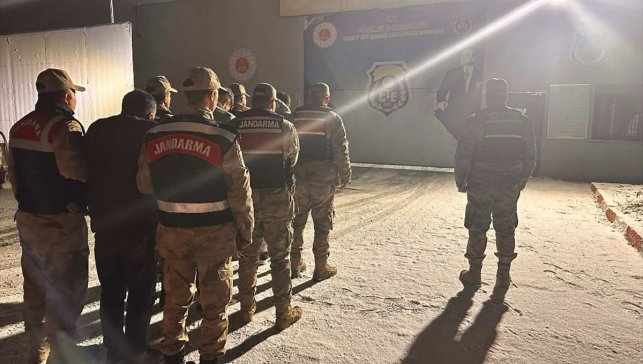 Kars'ta 28 düzensiz göçmen yakalandı, 3 zanlı tutuklandı