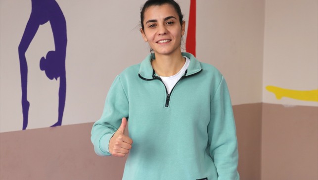 Kader öğretmen Ağrı'da kız öğrencilere okulda rehberlik sahada kaptanlık yapıyor