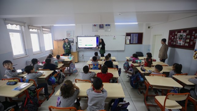 Erzurum'da Yeşilayın genç gönüllüleri okulları dolaşıp 11 bini aşkın çocuğu bilinçlendirdi