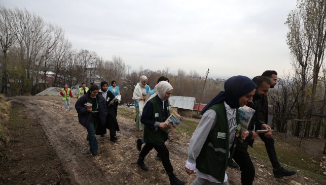 Muş'ta Yeşilay ekipleri köylere giderek ailelere bağımlılığın zararlarını anlatıyor