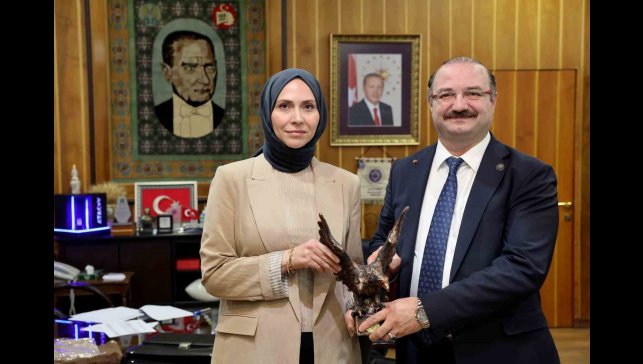 Rektör Hacımüftüoğlu, Tüba-Gebip ödülü sahibi Prof. Dr. Rabia Meryem Yılmaz'ı ağırladı