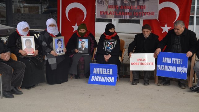 Muş'ta evlatlarına kavuşmak isteyen aileler, DEM Parti önündeki eylemlerini sürdürdü