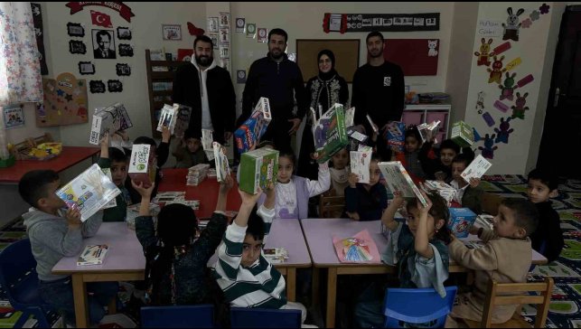 Cilo Dağı eteklerindeki okula zeka oyunu seti ile kırtasiye malzemesi hediye edildi