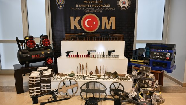 Muş'ta silah, mühimmat, sikke ve objeler ele geçirildi