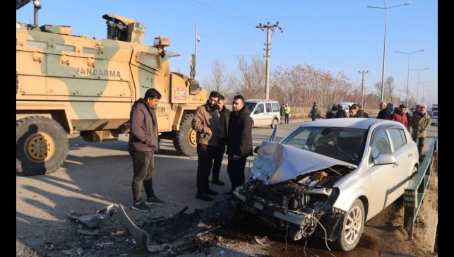 Iğdır-Halfeli yolunda otomobil ile kamyon kafa kafaya çarpıştı