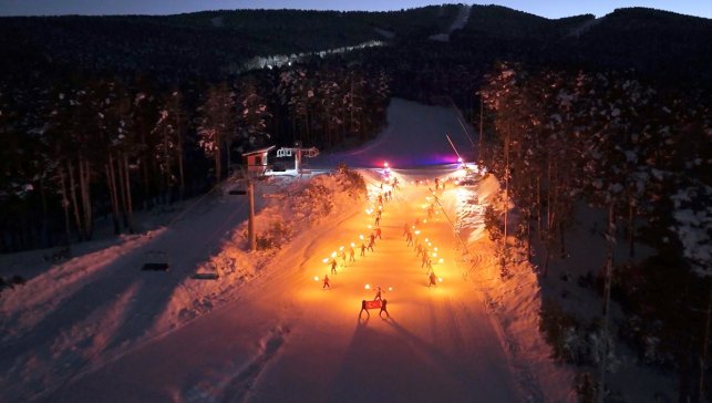 Sarıkamış Kayak Merkezi meşaleli kayak gösterisiyle sezonu açtı
