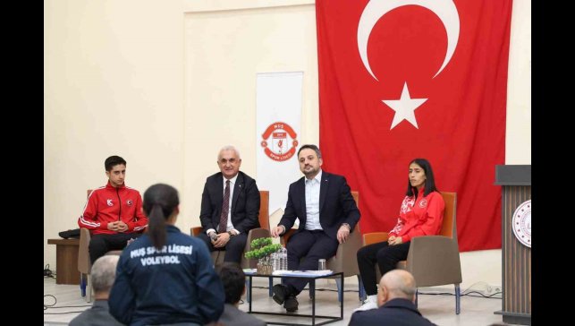 Bakan Yardımcısı Eminoğlu, Muş'ta sporun geleceğini gençlerle konuştu